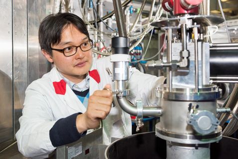 Dr. Jitae Park at the instrument PUMA has analysed the ironselenide superconductor with neutron spectroscopy. © Wolfgang Filser / TUM Dr. Jitae Park